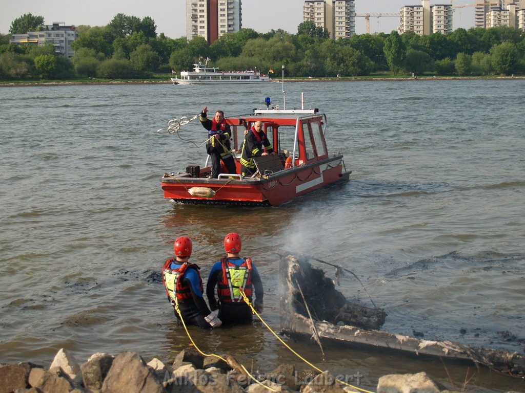 Kleine Yacht abgebrannt Koeln Hoehe Zoobruecke Rheinpark P101.JPG